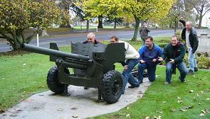 Reluctant conscripts from the NSWC hide behind Cambridge's 6 pounder